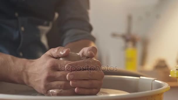 Potter specialverktyg handtag lera. Master lerkruka på creative — Stockvideo
