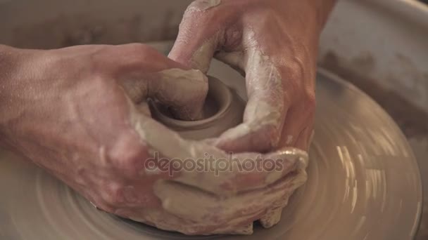 Mistrz garnek o procesie twórczym w studio. Skręcone potters wheel — Wideo stockowe