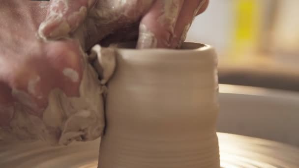 Работа в мастерской по гончарному делу: глиняные изделия на гончарном круге — стоковое видео