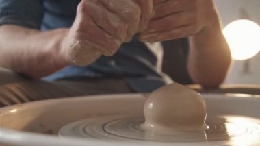 Mens eller, kil ile lekeli potters tekerlek ile çalışmak