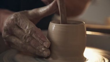 Adam bir potters tekerlek yalnızca el ile çalışıyor. Kil işleme