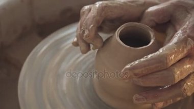 Çanak çömlek iplik, sanatçı eller. Ellerini yavaşça düzgün şekilli oluşturmak