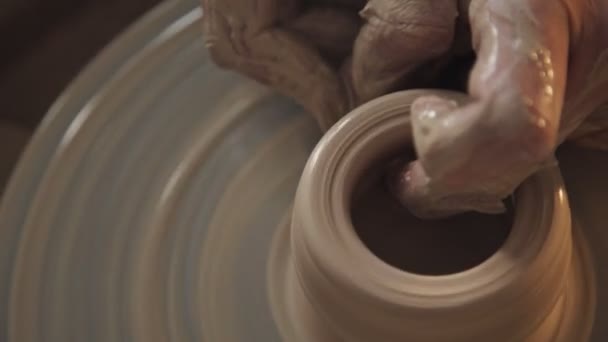 Roterende potters wiel en klei aardewerk daarop vaas: genomen van bovenaf. — Stockvideo