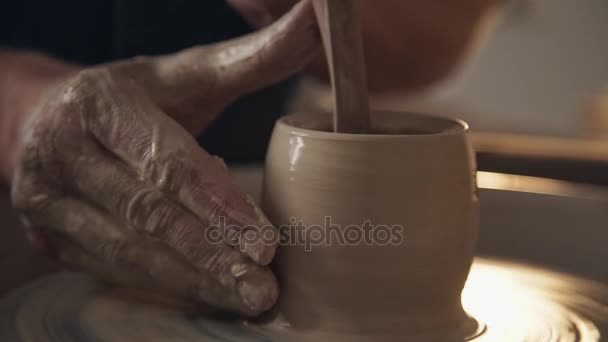 O homem trabalha com uma roda de oleiros, só mãos. Processamento de argila — Vídeo de Stock