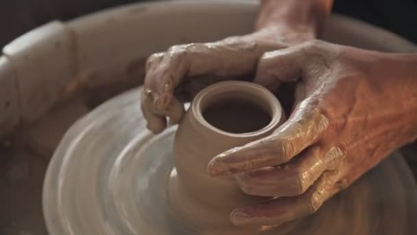 Potter maakt het product op een wiel pottenbakkers. Spinnen aardewerk — Stockvideo