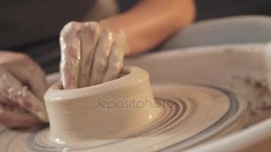 Potters eller bir kil bardaktan şekillenir. İşlemi