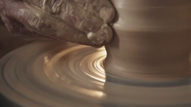 Kameralnej atmosferze kreatywny warsztat: człowiek pracuje w potters wheel — Wideo stockowe