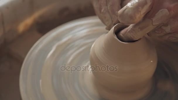 Clay el yapımı. Yumuşak kil, potters tekerlek ve sadece eller. — Stok video