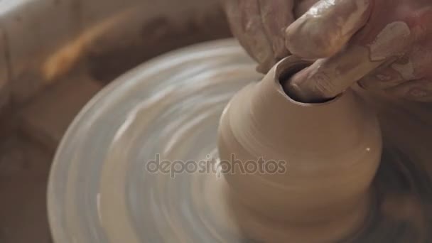 Fait à la main à partir d'argile. Argile molle, roue de potiers et seulement les mains . — Video