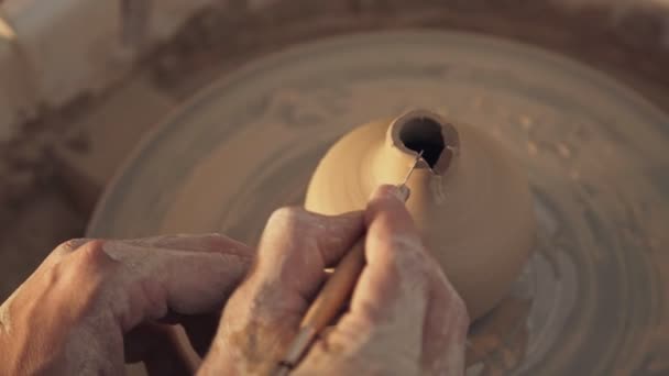 Potter utilise un outil pour couper l'argile et le façonnage. Céramiste au travail — Video