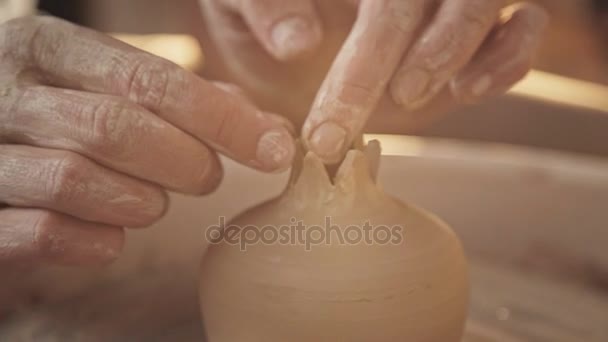 Keramické granát master potter dělá řezy — Stock video