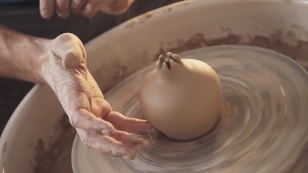 Kil potters tekerlek üzerinde yapılan şekil: bir nar çömlekçinin yaptığı — Stok video