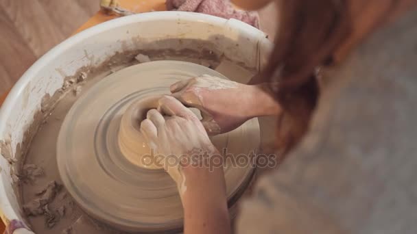 Potters händer arbetar med lera på en keramiker hjul. Närbild — Stockvideo