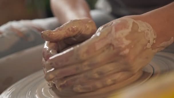 Ręce w glinie, ostrożnie i delikatnie dotknąć rysunek na kole garncarzy. — Wideo stockowe