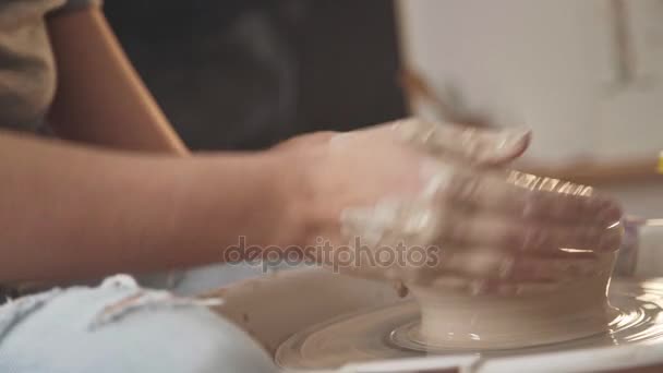 O mestre ceramista trabalha em seu estúdio. Close-up, apenas mãos . — Vídeo de Stock