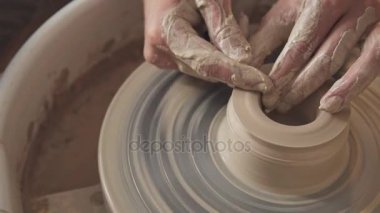 Bir sanat eseri oluşturur. Master kil kneads. Sadece elleri