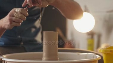 Potter iş başında: kil ile lekeli mens eller iş