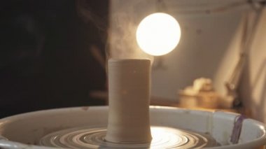 Çanak Atölyesi - kil ware potters tekerlek, koyu arka plan üzerinde