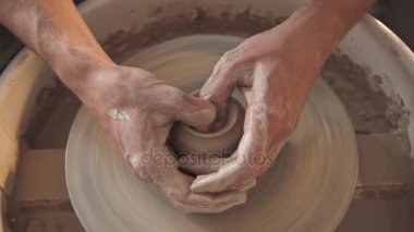 Potters dönen tekerlek ve kil eşya üstünde o vazo: Yukarıda alınan.