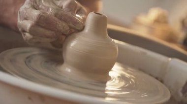 Kil potters tekerlek üzerinde çalışma el yakın çekim.