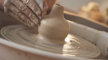 Geleneksel çömlek yapım, yakın çekim potters elinde bir kase şekillendirme