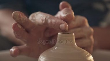 Kil potters tekerlek üzerinde çalışma el yakın çekim.