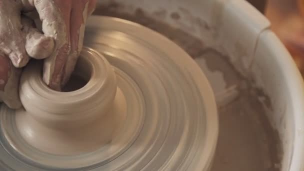 Potter speciaal gereedschap grepen klei. — Stockvideo