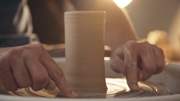 Praca z kołem garncarzy. Człowiek ceramik tworzy produkt — Wideo stockowe