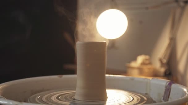 Керамічна студія - глиняний посуд на гончарному колесі, темний фон — стокове відео