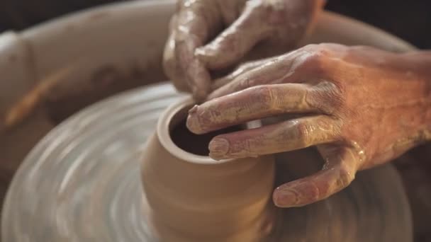 Atelier créatif : l'homme travaille avec une roue de potiers, seules les mains — Video