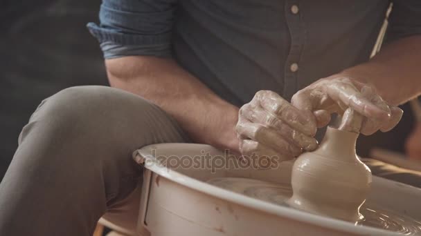 Potter potters tekerlek üzerinde ürün oluşturur. Çanak çömlek iplik — Stok video