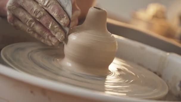 伝統的な陶芸がボウルをシェーピング陶工の手のクローズ アップ — ストック動画
