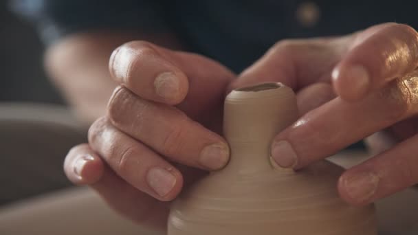 Potters handen vormgeven van een kom op de spinnen door clay — Stockvideo