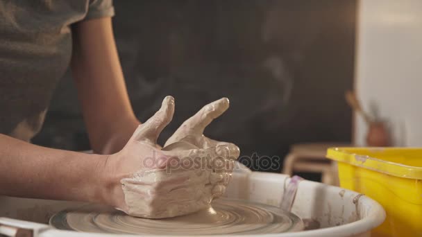 Minimalistische creatieve studio, pottenbakkerij: sluiten. Potter op het werk — Stockvideo