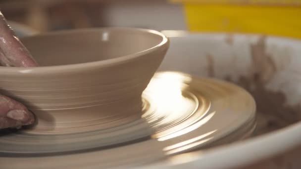 Fabricação tradicional de cerâmica de barro: oleiro faz um copo, vista lateral — Vídeo de Stock