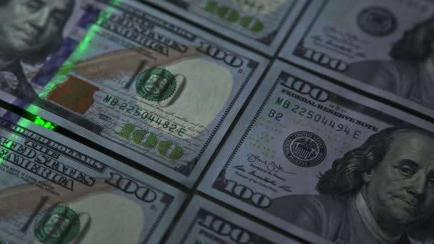 Contas de dinheiro são verificadas quanto à autenticidade e brilho através de ligh verde — Vídeo de Stock