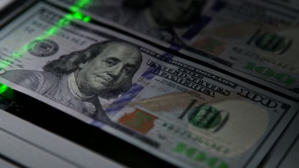 Falso e dinheiro real: cheque de contas em 100 dólares . — Vídeo de Stock