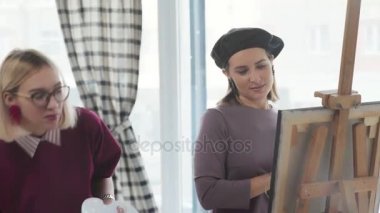 Üç arkadaş birlikte, çizim ve gülerek vakit