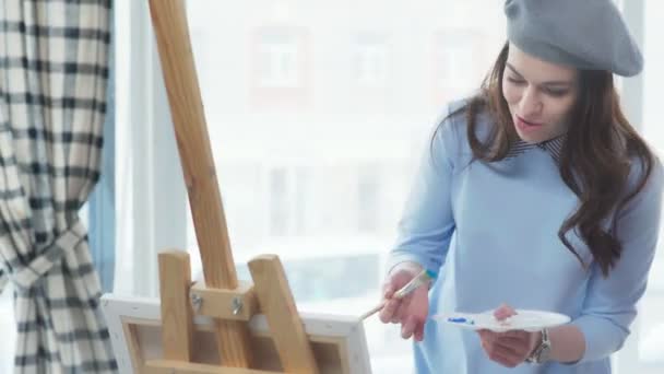 Zwei junge schöne Frauen in stylischen Kleidern beschäftigen sich mit Kreativität — Stockvideo