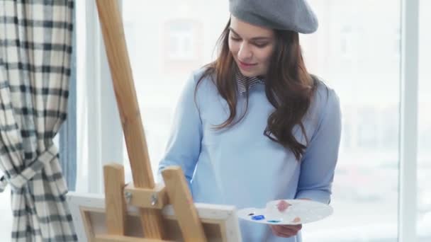 Две молодые красивые женщины в стильной одежде рисуют в яркой студии , — стоковое видео