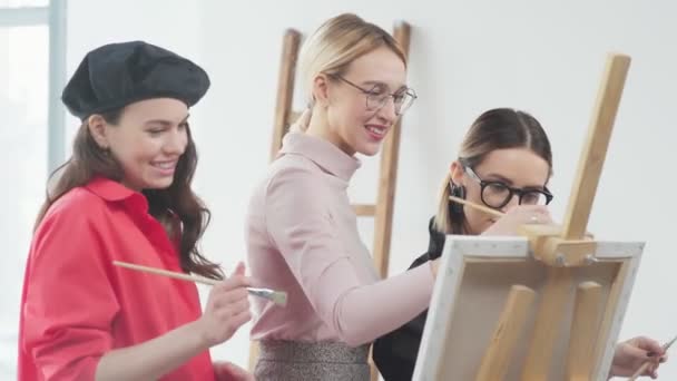 Drie vrienden tijd met elkaar doorbrengen, tekenen en lachen — Stockvideo