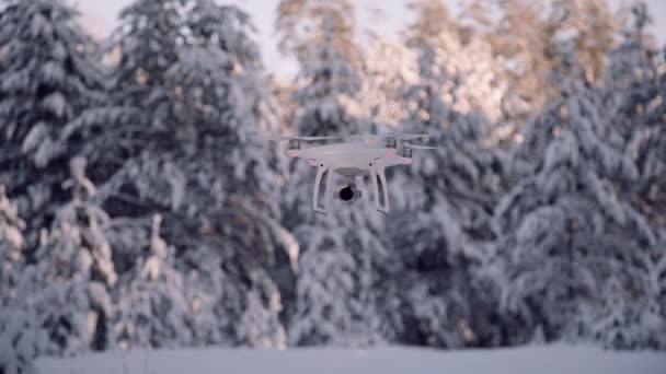 UAV vuela en lugares de difícil acceso y en condiciones climáticas adversas . — Vídeo de stock