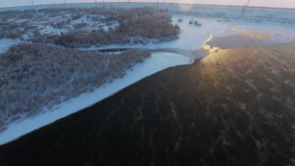 Eau de congélation : la rivière ou le réservoir gèle à la fin de l'automne 