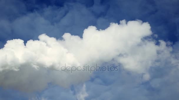 Humo blanco y espeso contra un cielo azul claro. Una pipa humeante . — Vídeos de Stock