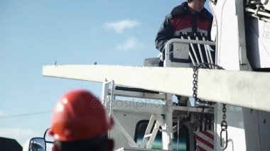 Rusya, Novosibirsk, 2018. İnşaat güvenlik kask içinde adam