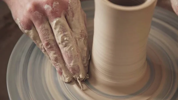 Potters potters çıkrık kullanarak çalışır. Sadece elleri