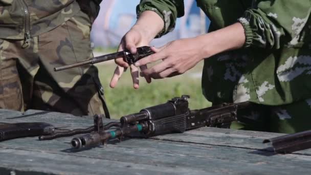 Szkolenie wojskowe: kadet w kamuflażu zbiera demontuje Ak-47 — Wideo stockowe