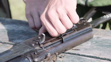 Ak-47 öğrenci kamuflaj üniformalar içinde toplar. Asker trenler
