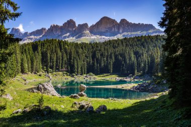 Karersee (Lago di Carezza), İtalyan Dolomites en güzel Alp göllerde birini görünümünü.