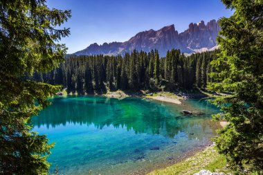 Karersee (Lago di Carezza), İtalyan Dolomites en güzel Alp göllerde birini görünümünü.
